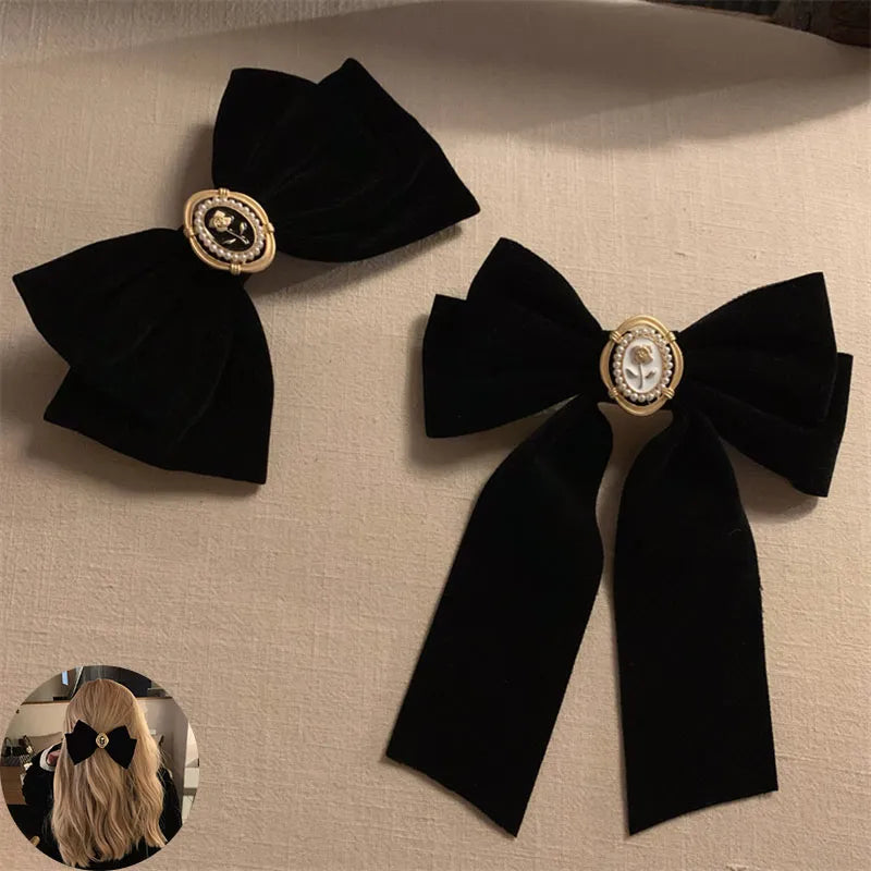 Elegant noir velvet hair clip with cameo gemstone 